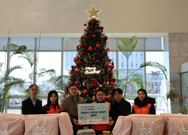 중소기업기술정보진흥원과 세종시사회복지협의회 직원들이 함께 기념 사진을 찍고 있다. [사진=중소기업기수렁보진흥원] 