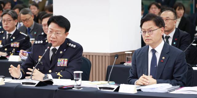 장인식 해양경찰청장 직무대행이 23일 부산 동구 해양수산부 청사에서 이재명 대통령에게 업무보고를 하고 있다 오른쪽은 김성범 해양수산부 장관 직무대행 사진연합뉴스