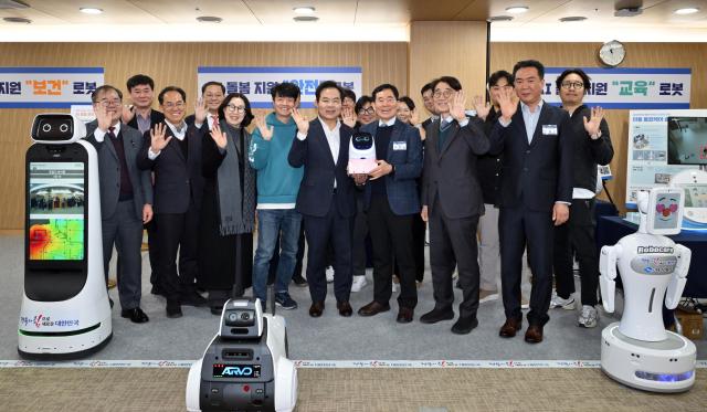 경북도는 23일 도청에서 저출생 극복 성금 전달식을 개최하고 인공지능AI 돌봄 지원 로봇을 전시했다 사진경상북도