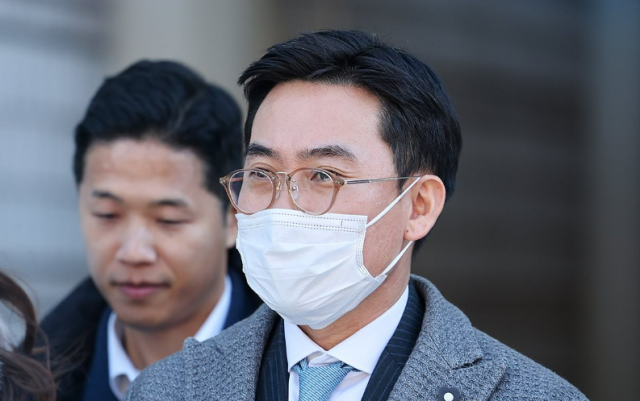 김건희 여사 일가 집사로 알려진 김예성씨의 공범 조영탁 IMS모빌리티 대표가 지난 5일 서울 서초구 서울중앙지방법원에서 열린 구속 전 피의자 심문을 마친 뒤 청사를 나서고 있다 사진연합뉴스