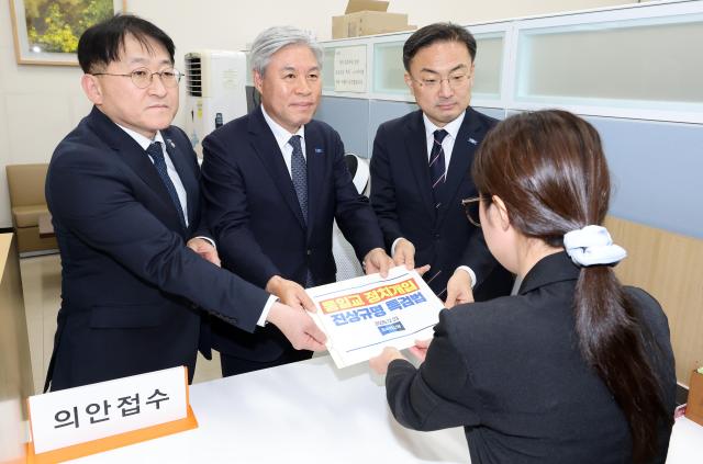 조국혁신당 서왕진 원내대표가운데와 차규근왼쪽 신장식 의원이 23일 국회 의안과에 통일교 정치개입 진상규명 특검법안을 제출하고 있다사진연합뉴스