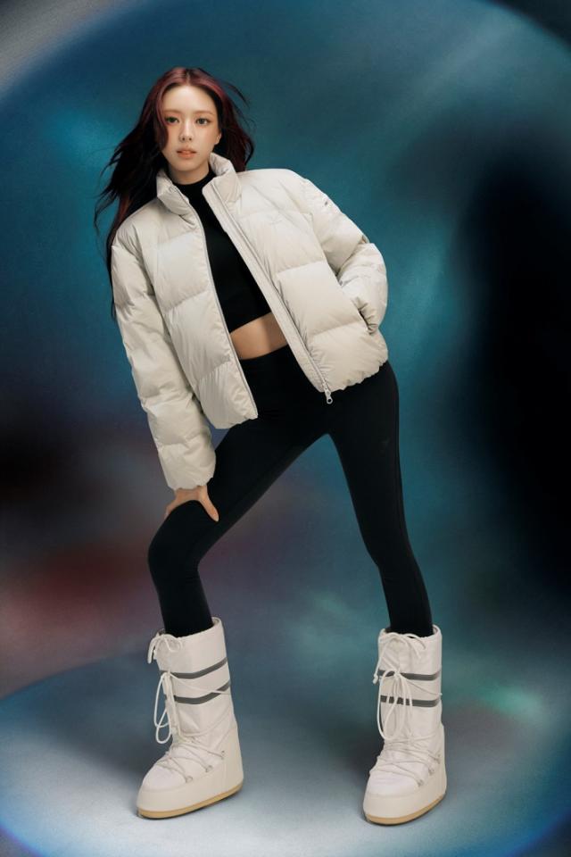 다이나핏DYNAFIT의 여성 모델 ITZY있지 유나가 착용한 오로라 미들 다운 사진다니아핏