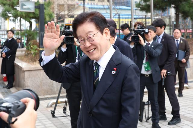 이재명 대통령이 23일 부산 동구 해양수산부에서 개청식에 참석하며 시민들에게 인사하고 있다사진연합뉴스