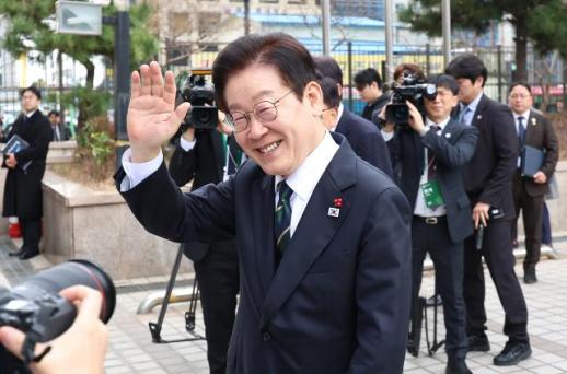 李, 부전시장 찾아 고구마·생선 구매…민생 해결에 모든 역량