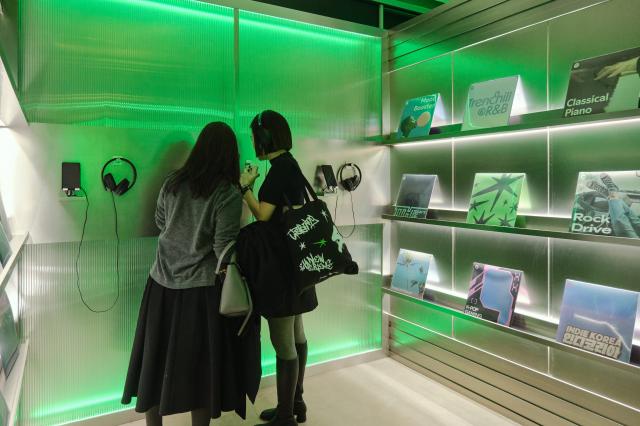 Visitors browse thje Naver-Spotify popup store held in Seongsu from Dec 23 to 24 Courtesy of Naver