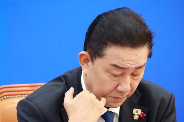 더불어민주당 김병기 원내대표가 지난 18일 국회에서 열린 정책조정회의에 참석해 스마트폰을 확인하고 있다사진연합뉴스