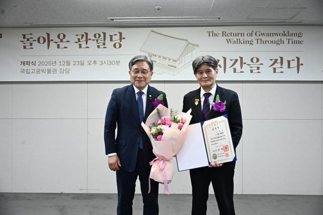 허민 국가유산청장오른쪽과 사토 다 고덕원 주지 사진국가유산청