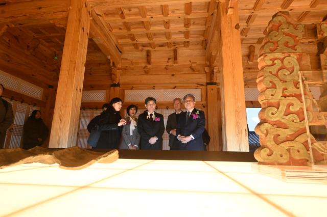 사토 다카오 고덕원 주지왼쪽와 허민 국가유산청장이 전시를 둘러보고 있다 사진국가유산청