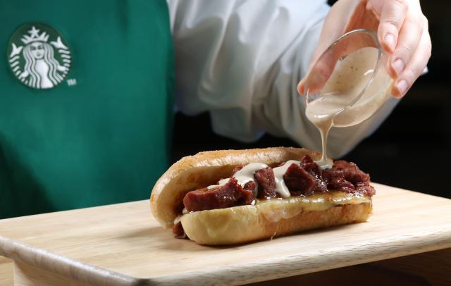스타벅스 테이스티 저니 유용욱 바베큐 투컷 비프 샌드위치 사진스타벅스