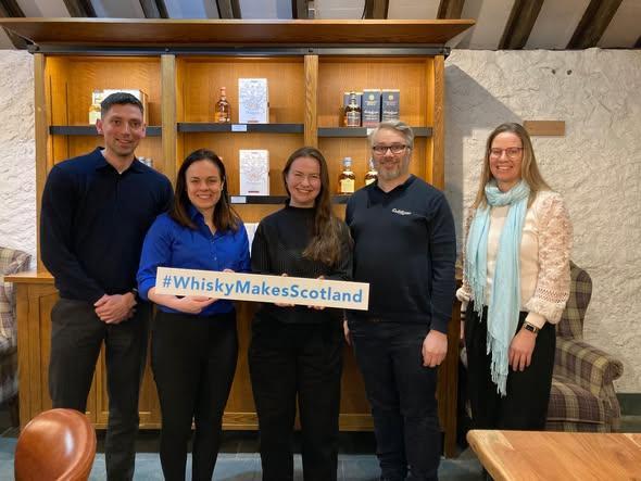 케이트 포브스 왼쪽 둘째 스코틀랜드 자치정부 제1부총리가 지난 5일현지시간 디아지오 산하 달위니 위스키 증류소를 방문했다 사진포브스 부총리 페이스북
