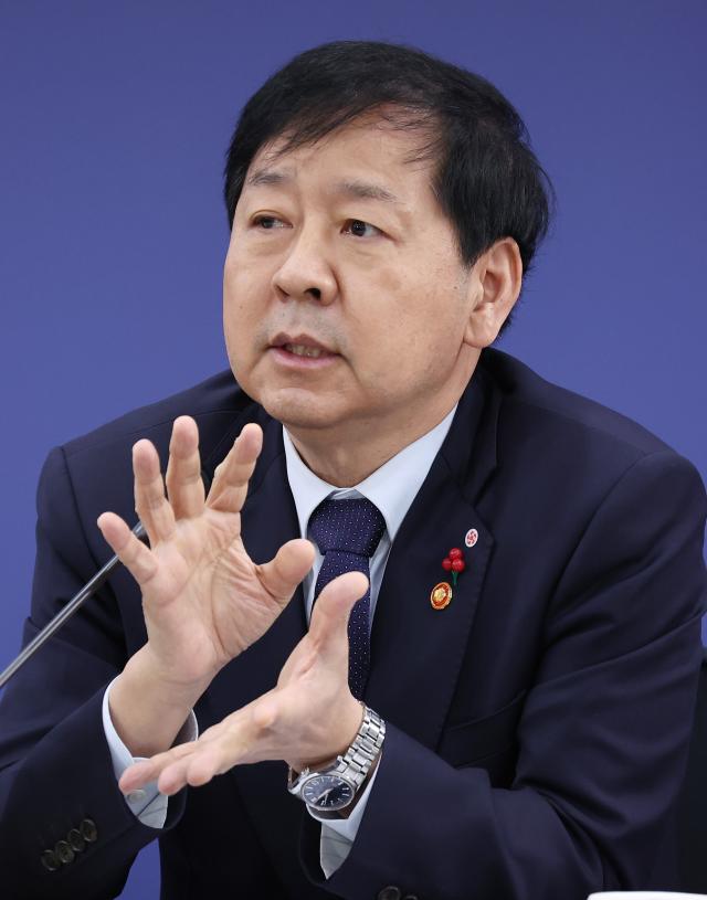 구윤철 부총리 겸 기획재정부 장관이 23일 부산 동구 해양수산부 청사에서 이재명 대통령이 참석한 가운데 열린 국무회의에서 발언하고 있다사진연합뉴스