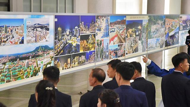 북한은 지난 21일 평양 옥류전시관에서 지방발전 성과를 담은 사진전람회 위대한 김정은시대가 떠올린 지방중흥의 변혁적실체들을 개막했다고 조선중앙통신이 22일 보도했다 사진연합뉴스