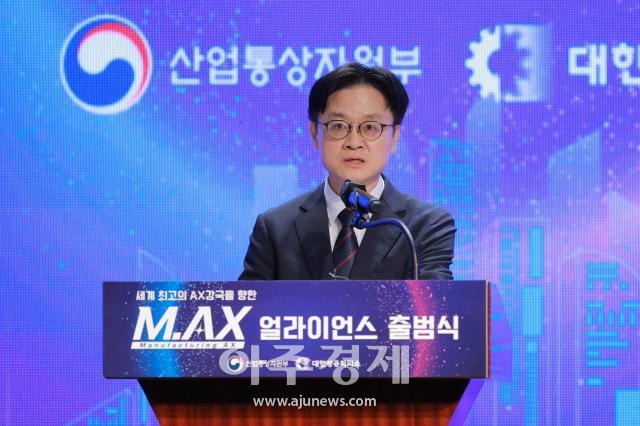 김정관 산업통상자원부 장관이 지난 9월 10일 서울 중구 웨스틴조선호텔에서 열린 제조 인공지능 전환AX 얼라이언스 출범식에서 환영사를 하고 있다 2025910사진유대길 기자 dbeorlf123ajunewscom