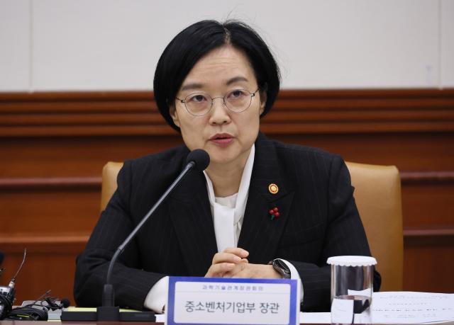 한성숙 중소벤처기업부 장관이 18일 서울 종로구 정부서울청사에서 열린 제2회 과학기술관계장관회의에서 발언하고 있다 사진연합뉴스