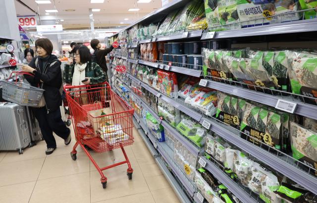 서울 시내 한 대형마트에서 외국인 관광객들이 김을 고르고 있다 사진연합뉴스