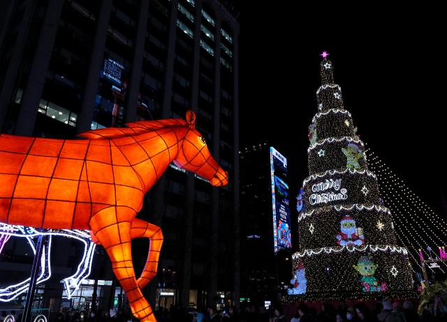 A horse-shaped lantern and a Christmas Tree AJP Yoo Na-hyun