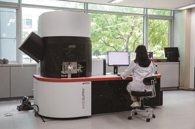 반도체 연구장비 고성능 X-선 광전자 분광분석기XPS사진용인시