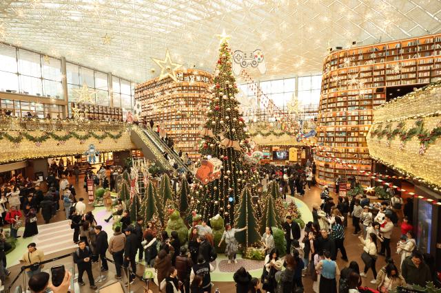 A Christmas tree stands inside Starfield Library at COEX Mall in Seoul’s Gangnam District on November 20 AJP Han Jun-gu