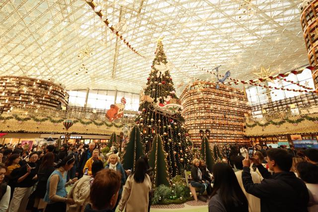 A Christmas tree stands inside Starfield Library at COEX Mall in Seoul’s Gangnam District on Nov 20 AJP Han Jun-gu