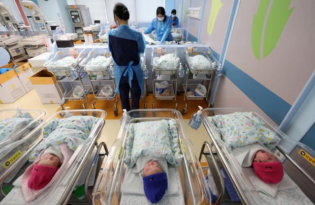 9월 26일 경기도 고양시 CHA의과학대학교 일산차병원 신생아실에서 간호사가 신생아를 돌보고 있다사진연합뉴스