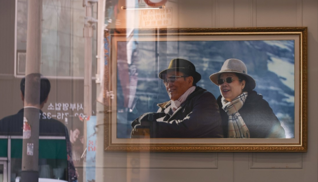 경찰이 정치권 인사들의 통일교 금품 수수 의혹과 관련해 첫 강제수사에 나선 지난 15일 서울 용산구 세계평화통일가정연합 한국본부 로비에 한학자 통일교 총재오른쪽와 고 문선명 통일교 총재 사진이 걸려 있다 사진연합뉴스