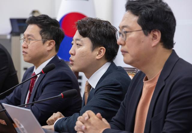 이준석 개혁신당 대표가 24일 국회에서 열린 최고위원회의에서 발언하고 있다 사진연합뉴스