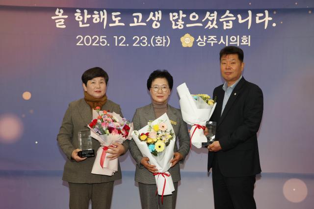 좌로부터 신순화의원 안경숙 상주시의장 한구홍 의원 사진상주시의회