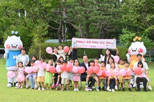 이현재 하남시장이 하남시청 잔디광장에서 직장어린이집 아이들 학부모 직원들과 함께 화목한 분위기 속에 기념사진을 찍고 있다 사진하남시