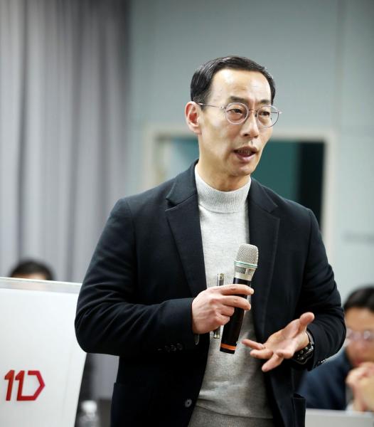 박현수 11번가 사장이 지난 23일 경기 광명시 11번가 사옥에서 열린 타운홀 미팅에서 새해 전략 방향을 제시했다 사진11번가