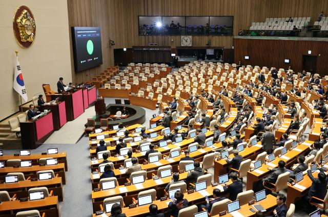 24일 국회에서 열린 12월 임시국회 본회의에서 허위조작근절법이 민주당 주도로 처리되고 있다 사진연합뉴스
