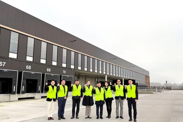 조현민 한진 사장왼쪽서 네번째과 노삼석 대표이사 사장오른쪽서 네번째이 지난 15일 네덜란드 암스테르담에 오픈한 한진 유럽 풀필먼트센터를 방문해 기념사진을 촬영하고 있다 사진한진