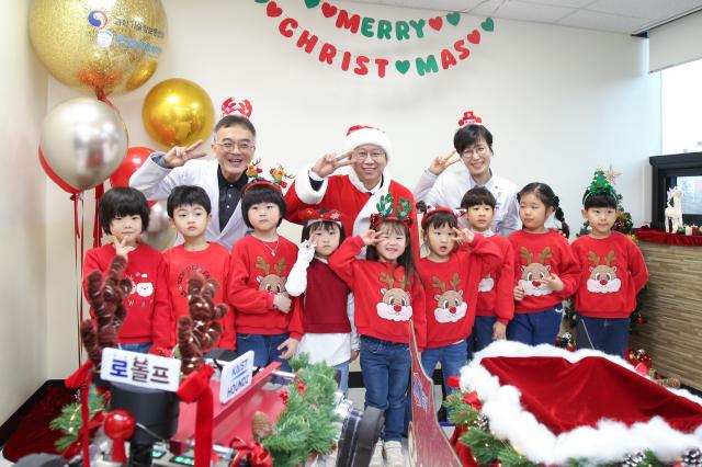 배경훈 부총리 겸 과학기술정보통신부 장관이 24일 크리스마스 이브를 맞아 산타복을 입고 원자력병원 직장 어린이집을 방문 원아들에게 선물을 나눠주는 이벤트를 가졌다사진과기정통부