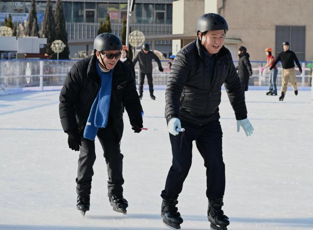 24일 거북섬 스케이트장에서 임병택 시장오른쪽과 문광만 지회장왼쪽이 스케이트를 타고 있다 사진시흥시
