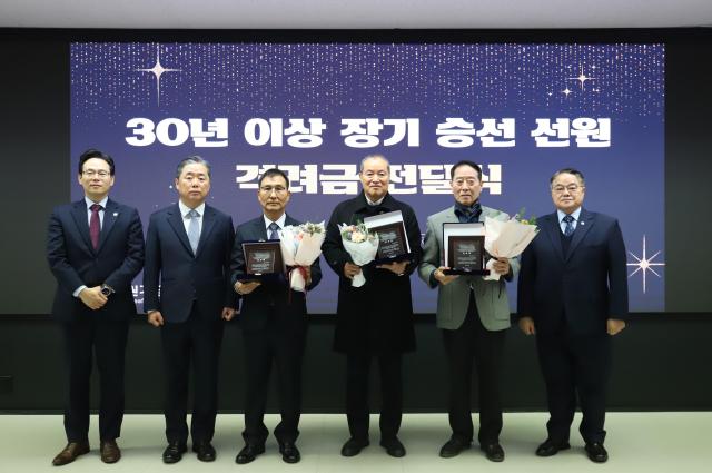 선원기금재단은 24일 서울 여의도 해운빌딩에서 열린 ’장기 승선 선원 격려금 전달식‘에서 이 날 대표로 참석한 세 명의 선원에게 격려금과 공로패를 전달했다 사진해운협회