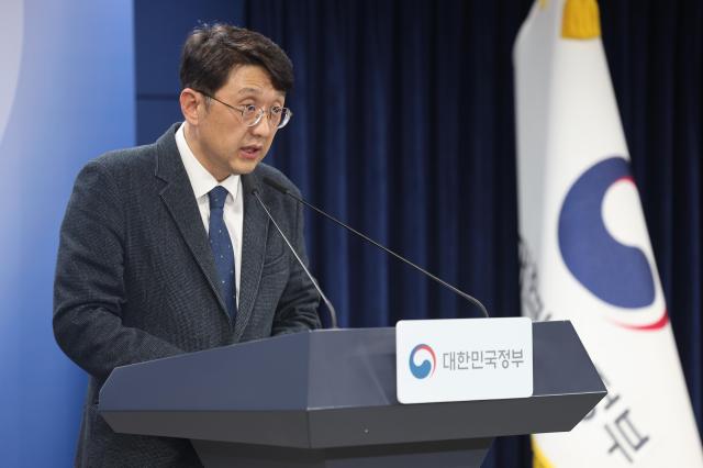 최우혁 과학기술정보통신부 네트워크정책실장이 24일 서울 종로구 정부서울청사에서 휴대전화 개통 시 안면인증 관련 브리핑을 하고 있다사진연합뉴스