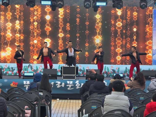 무안 거리문화 예술제가 남악 중앙공원에서  24일 개최된 가운데 청소년 공연이 열리고 있다사진김옥현 기자