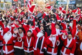 PHOTOS: Merry Christmas, 1,004 Santas spread cheer across Seoul