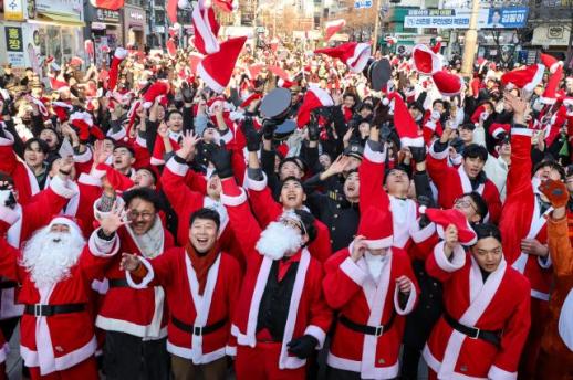 PHOTOS: Merry Christmas, 1,004 Santas spread cheer across Seoul
