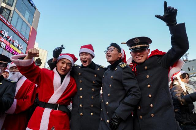 24일 서울 서대문구 연세로에서 열린 2025 사랑의 몰래 산타 대작전 출정식에 참가한 자원봉사자들이 포즈를 취하고 있다 AJP Yoo Na-hyun