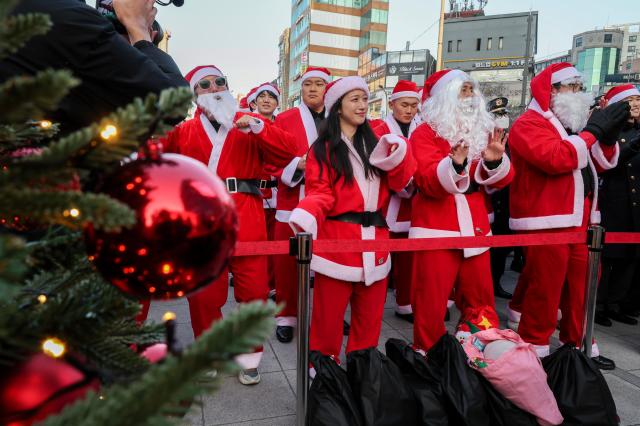 24일 서울 서대문구 연세로에서 열린 2025 사랑의 몰래 산타 대작전에서 자원봉사자들이 출정식을 하고 있다 AJP Yoo Na-hyun