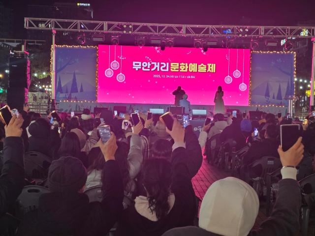 남악 중앙공원에서 24일 무안 거리문화 예술제가 열린 가운데 수많은 인파가 공연을 즐기고 있다사진김옥현 기자