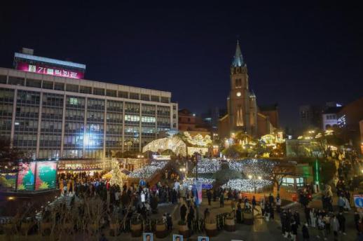 [포토] 크리스마스 이브 맞아 붐비는 명동대성당