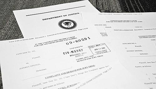 미국 법무부가 미성년자 성착취범 고(故) 제프리 엡스타인 수사 관련 자료가 추가됐다며 이를 공개하는 데 몇 주가 더 걸릴 수 있다고 24일(현지시간) 밝혔다. [사진=AFP 연합뉴스]