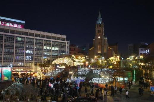 흥행은 성공, 평가는 분열…대홍수를 바라보는 두 개의 시선