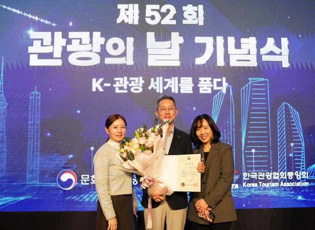 임석원 롯데면세점 경영지원부문장왼쪽 둘째이 지난 23일 서울 중구 더플라자호텔에서 열린 ‘제52회 관광의 날’ 기념식에서 문화체육관광부 장관 표창을 받은 뒤 기념사진을 촬영하고 있다 사진롯데면세점