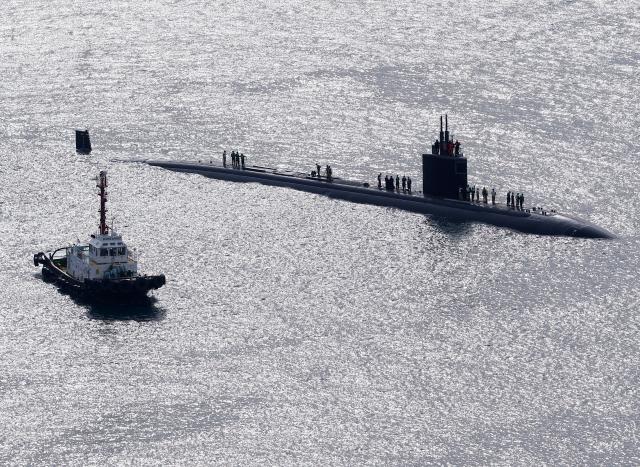 지난 23일 부산 해군작전기지에 미 해군 핵 추진 잠수함SSN 그린빌함이 입항하고 있다 사진연합뉴스