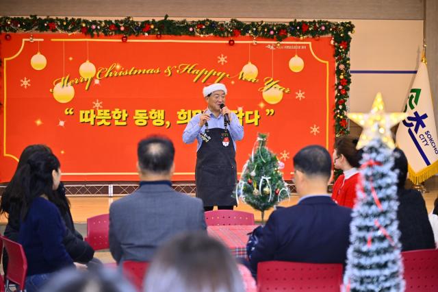 이병선 속초시장은 지난 24일 시청 신관 5층 장애인카페에서 일일 점장으로 참여하는 ‘따뜻한 동행 희망을 담다’ 행사를 개최하며 소통과 나눔의 시간을 가졌다 사진속초시