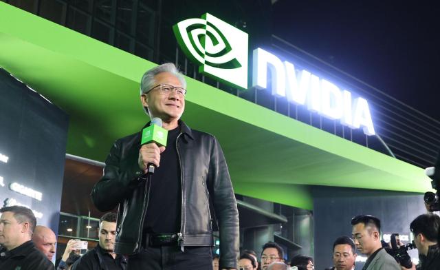 젠슨 황 엔비디아 최고경영자CEO가 30일 오후 서울 강남구 코엑스에서 열린 엔비디아 그래픽카드GPU 지포스의 한국 출시 25주년 행사에서 시민들과 대화를 나누고 있다 20251030사진유대길 기자 dbeorlf123ajunewscom
