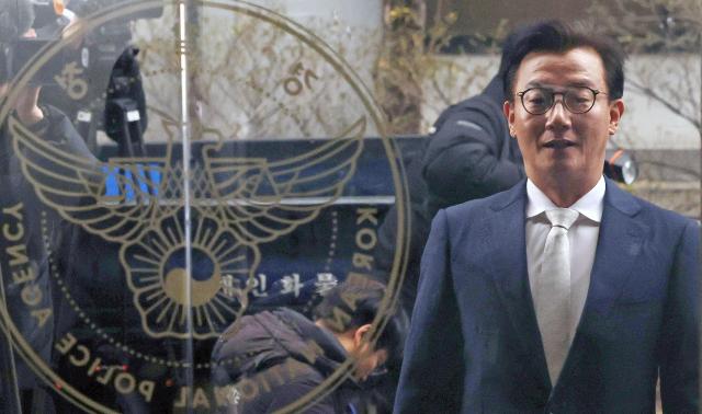 전재수 전 해양수산부 장관이 19일 통일교 측으로부터 현금 등을 받은 혐의로 서울 서대문구 경찰청에 피의자 신분으로 출석하고 있다 20251219 사진연합뉴스 공동취재