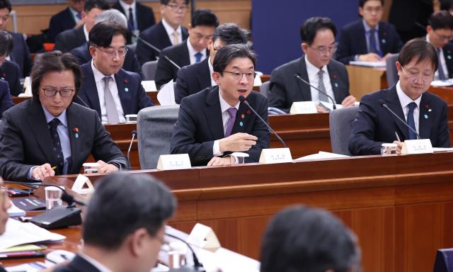 이억원 금융위원장가운데와 이찬진 금융감독원장오른쪽이 지난 19일 서울 종로구 정부서울청사에서 열린 금융위원회·공정거래위원회 업무보고에 참석하고 있다 사진연합뉴스